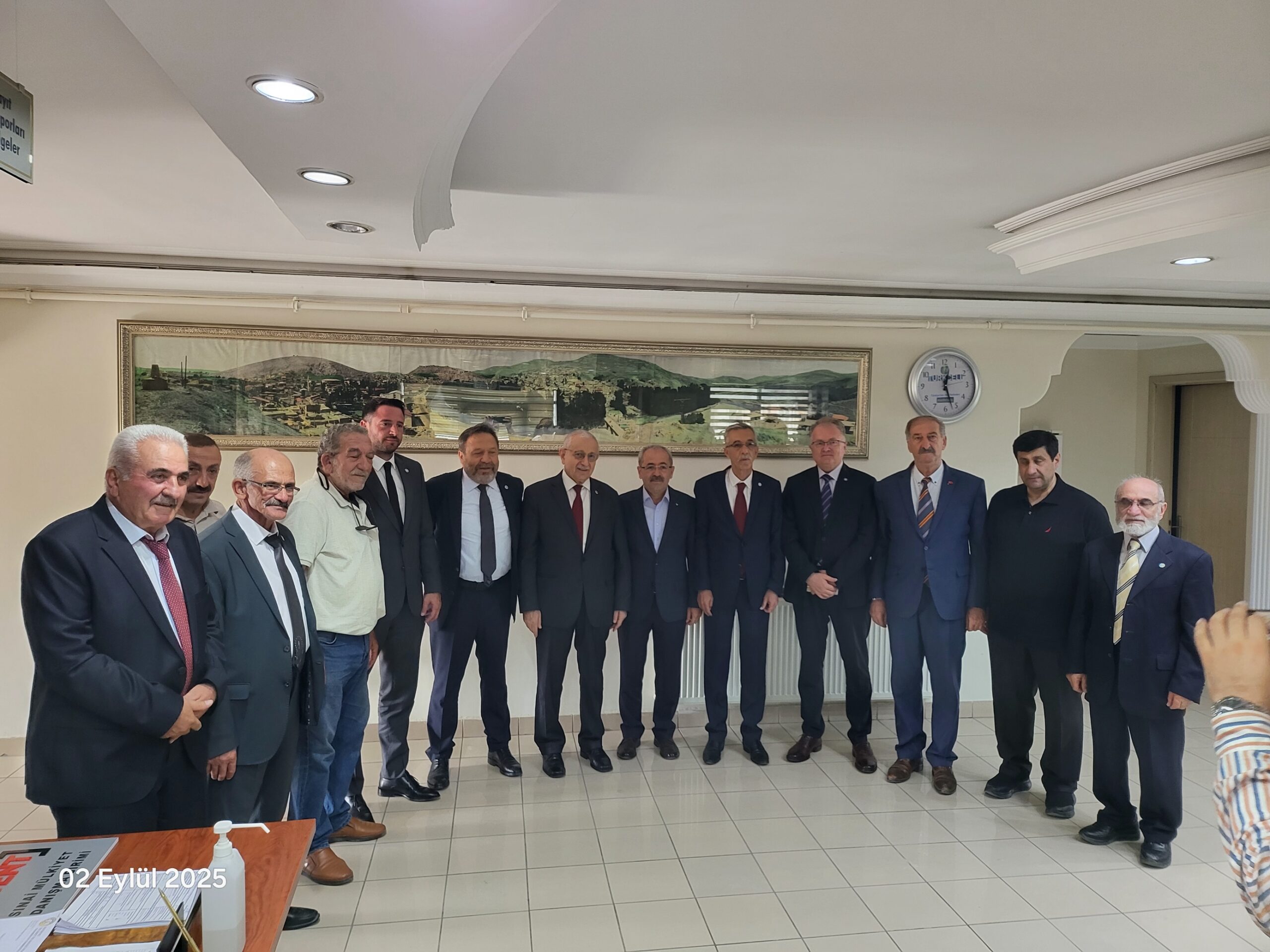 02.09.2025 tarihinde Bayburt İYİ Parti İl Başkanlığı organizasyonu kapsamında; Başkanlık Divanı Üyesi Şükrü Kuleyin, Ankara Milletvekili Yüksel Arslan, Genel Başkan Danışmanı Hayrettin Nuhoğlu, Genel Başkan Danışmanı İyas Kancıoğlu, Genel İdare Kurulu Üyesi ve Milli Güvenlik Başdanışmanı Emekli Tümgeneral Rafet Kılıç ile Bayburt İYİ Parti İl Başkanı ve Yönetim Kurulu üyeleri odamızı ziyaret etmiştir.Nazik ziyaretlerinden dolayı kendilerine teşekkür ederiz.